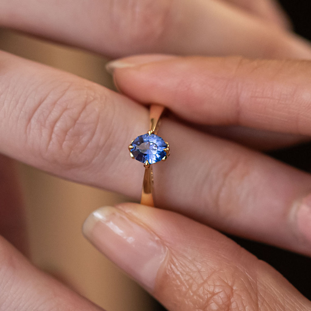 Beautiful Cornflower Blue Sapphire Seahorse Romance ring in 18 carat Gold