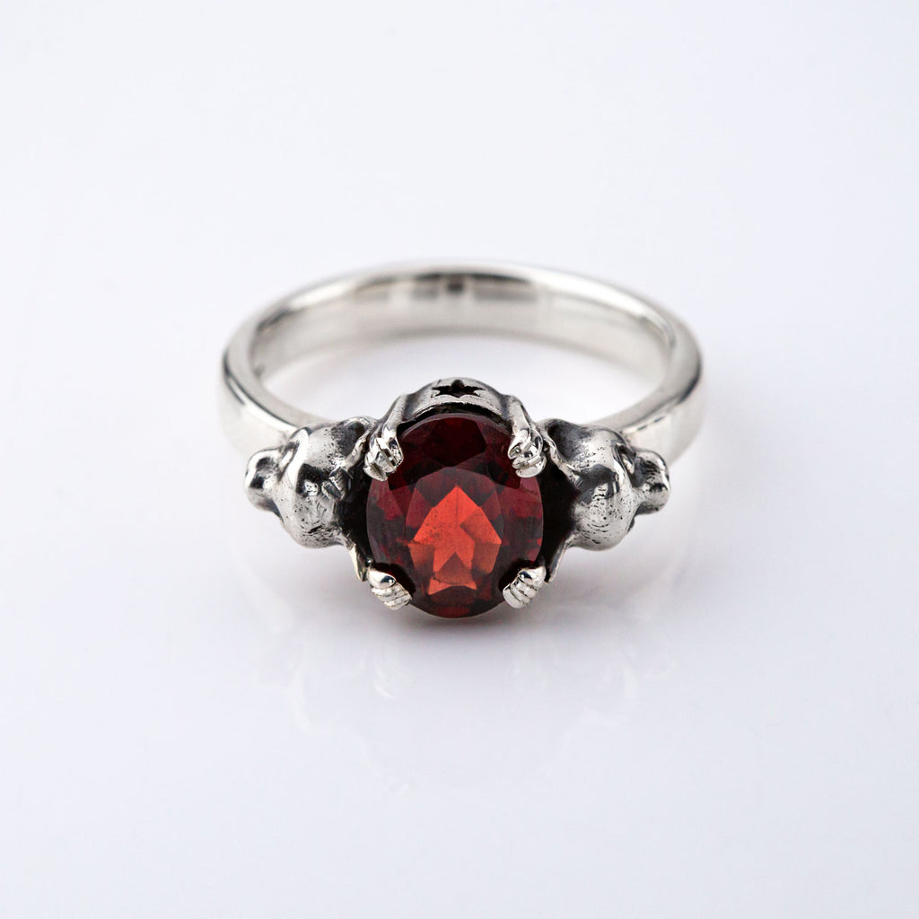 Salem Cat ring with Garnet in Sterling Silver