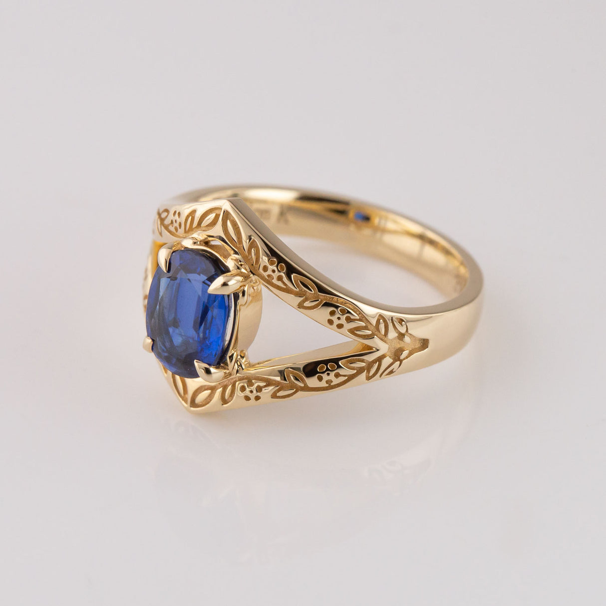 1.47 ct Blue Kyanite Cernunnos ring in 9 carat Gold