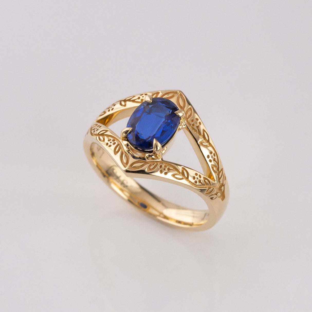 1.47 ct Blue Kyanite Cernunnos ring in 9 carat Gold