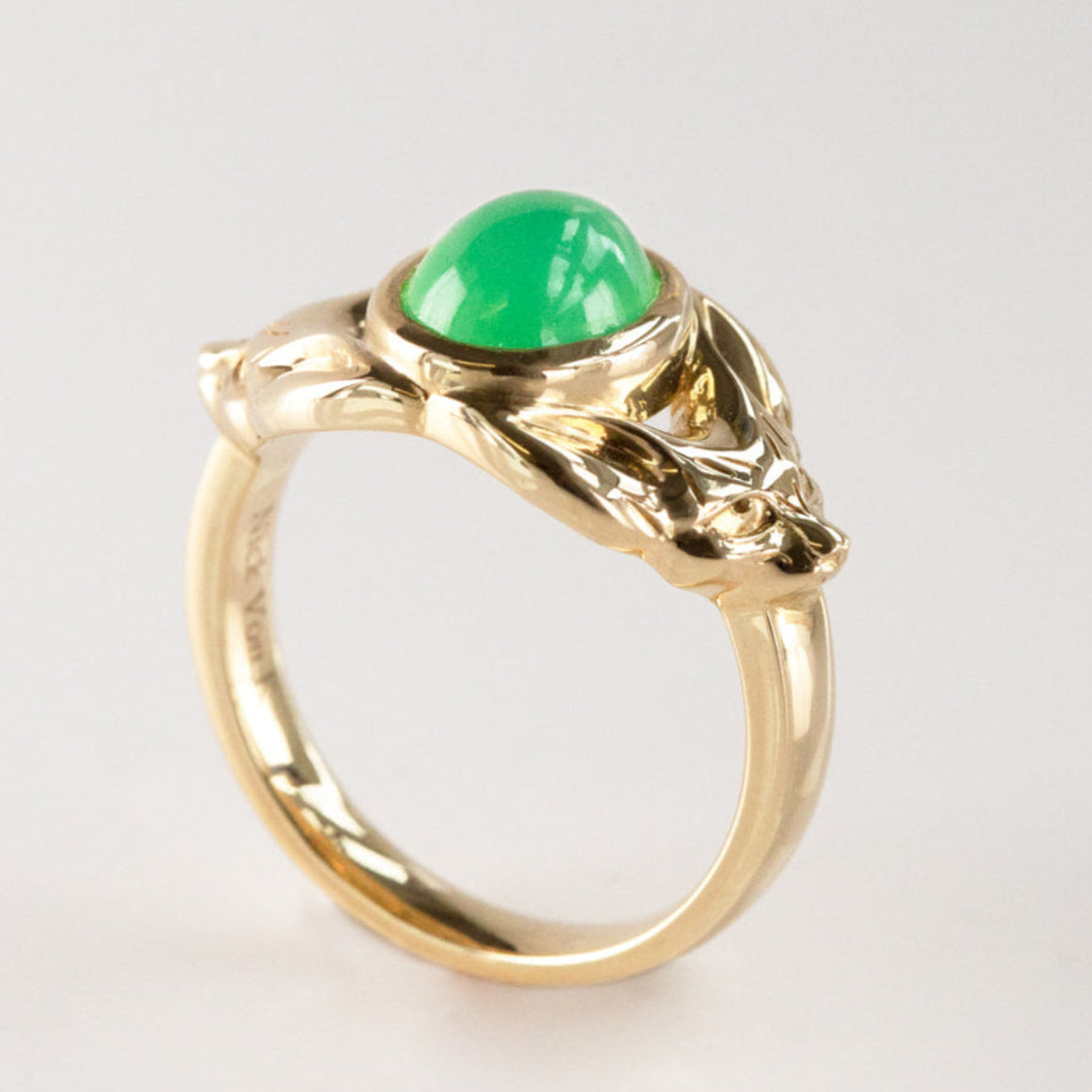 Chrysoprase Egyptian Fox ring in 9 carat Gold