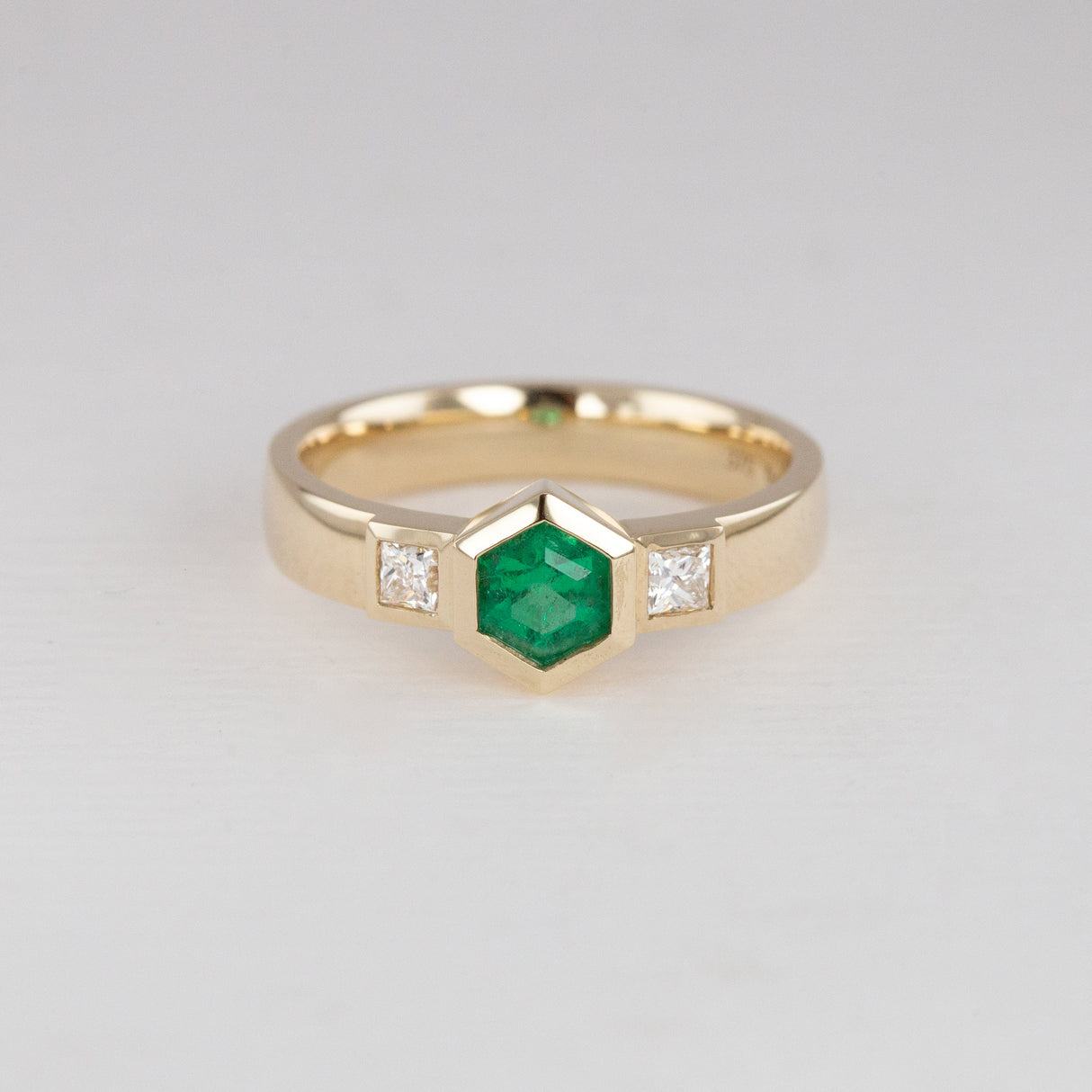 Little Princess ring with Emerald and Diamonds