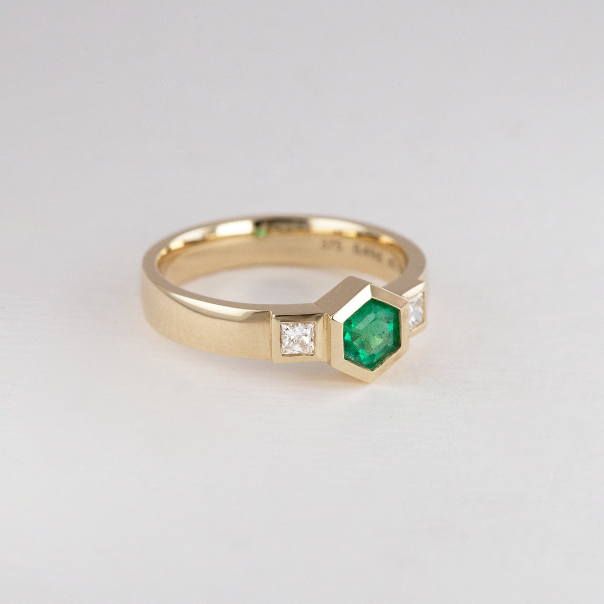Little Princess ring with Emerald and Diamonds