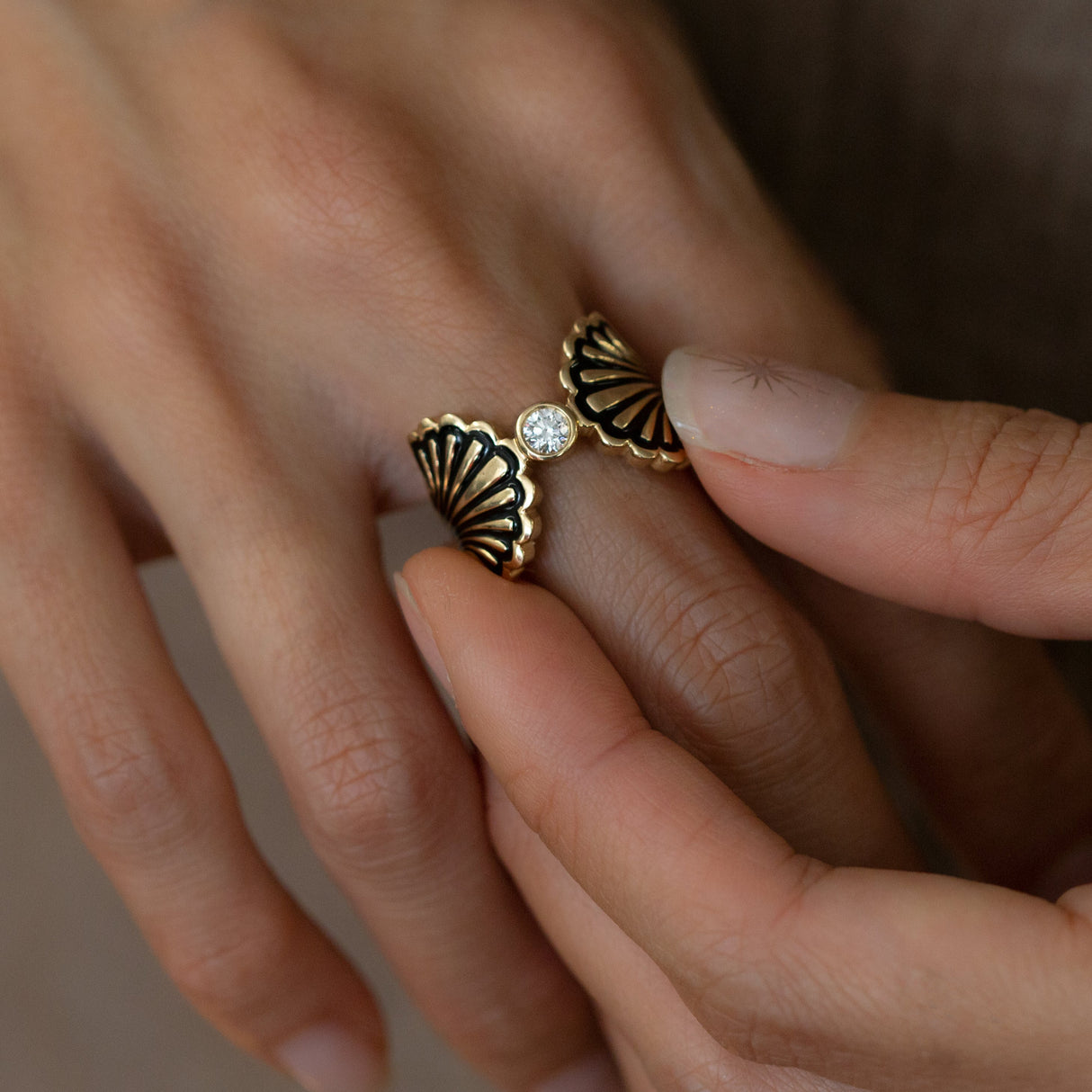 Moulin Rouge Ring with Diamond in 9 carat Gold