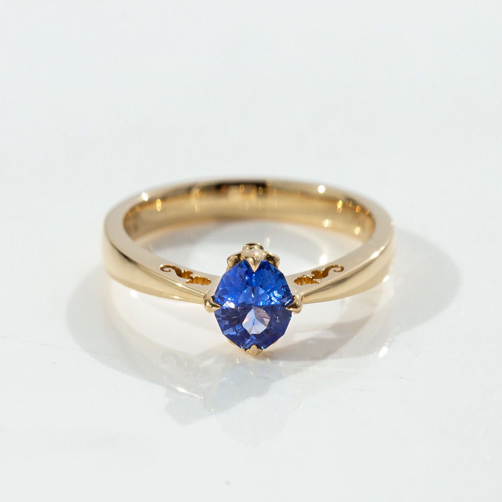 Beautiful Cornflower Blue Sapphire Seahorse Romance ring in 18 carat Gold