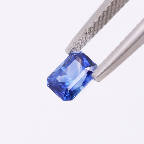 Royal Blue Sapphire Rectangular Radiant cut 1.00 carat
