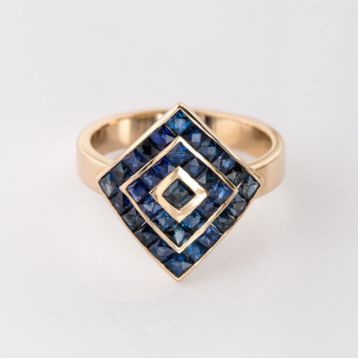 Magic Carpet ring with Sapphires in 14 carat Gold