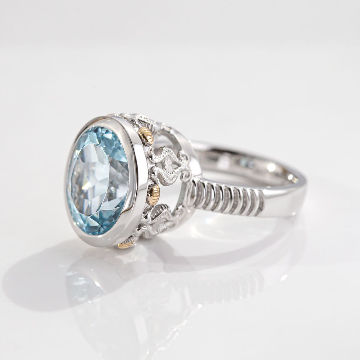 7.97 carat Aquamarine Oval Seahorse Temple ring in Platinum and 9 ct Gold