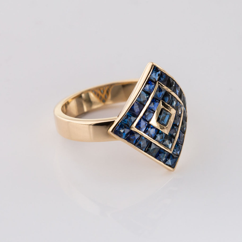 Magic Carpet ring with Sapphires in 14 carat Gold