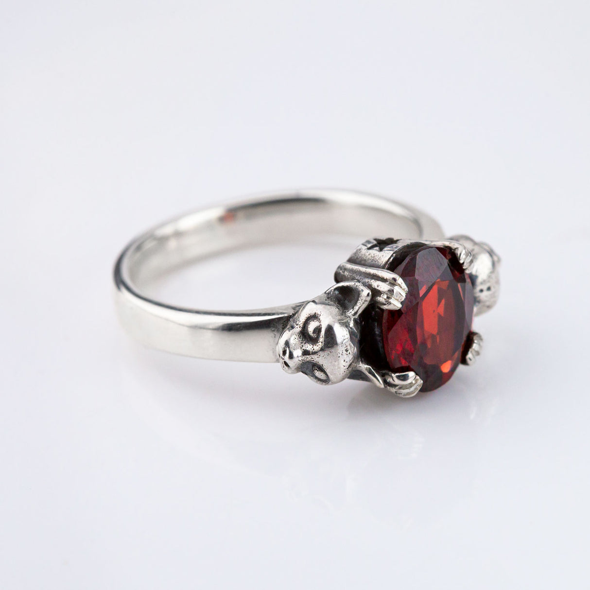 Salem Cat ring with Garnet in Sterling Silver