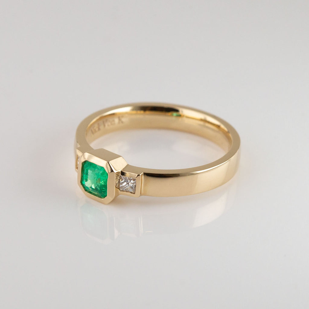 Little Princess ring with Emerald and Diamonds in 9 carat Gold