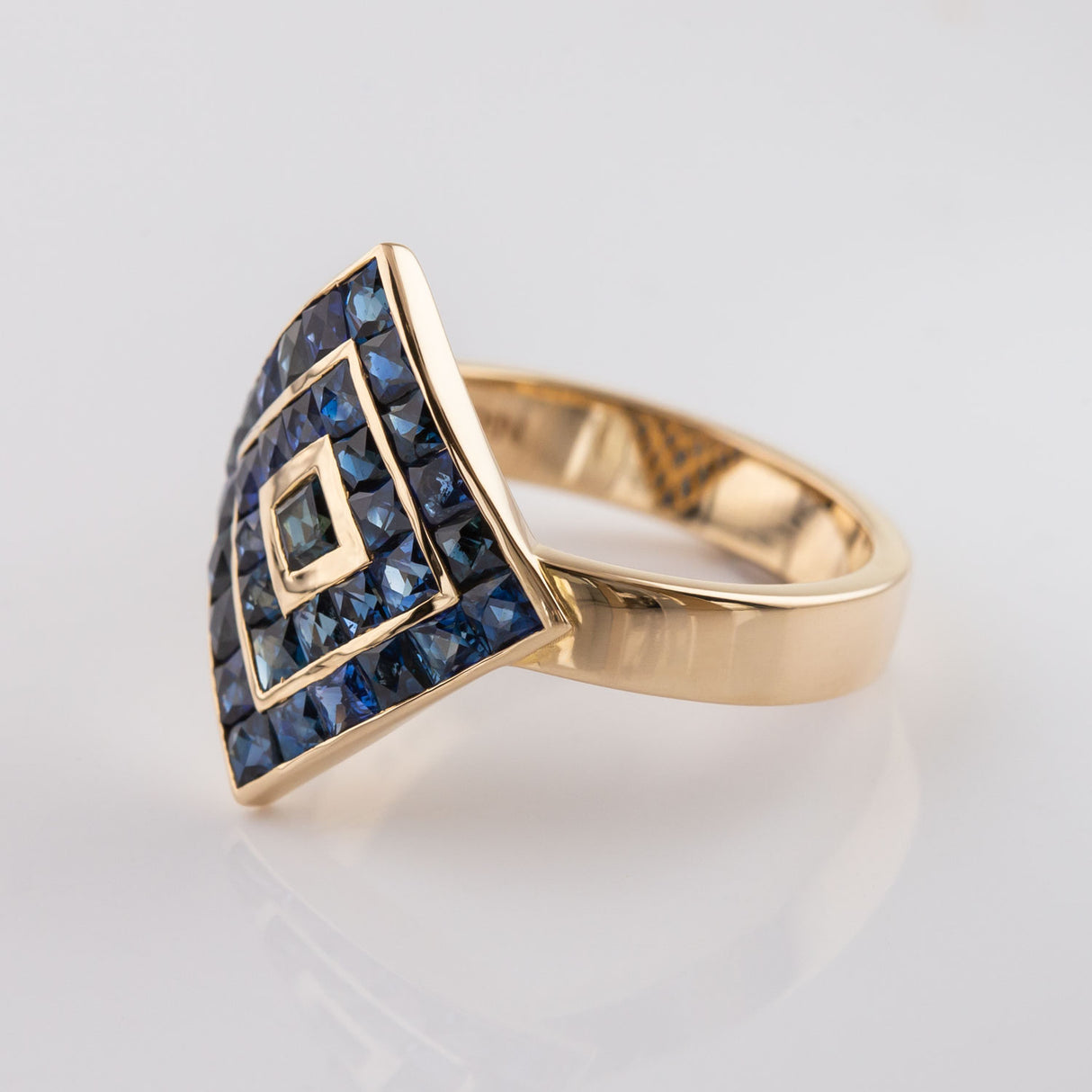 Magic Carpet ring with Sapphires in 14 carat Gold