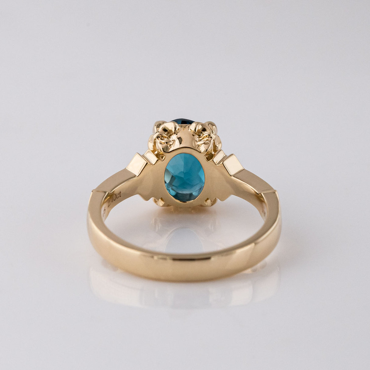 Robin Hood ring with London Blue Topaz in 9 carat Gold