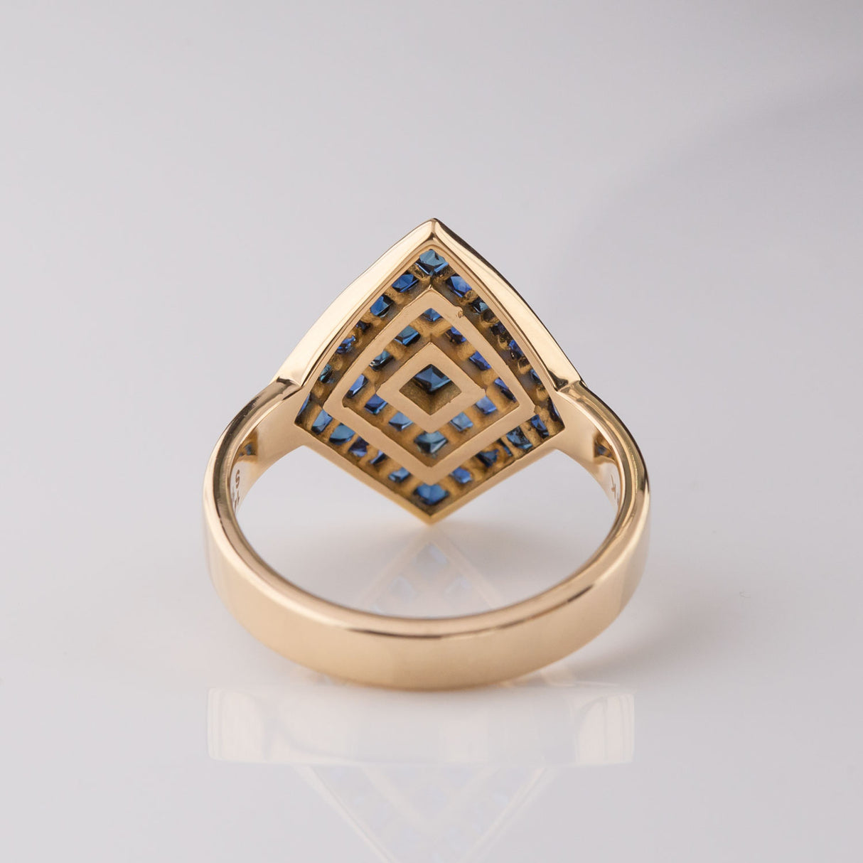 Magic Carpet ring with Sapphires in 14 carat Gold