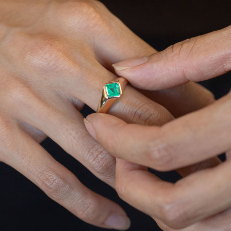 Asscher Cut Emerald Geometric Signet ring in 9 carat Gold