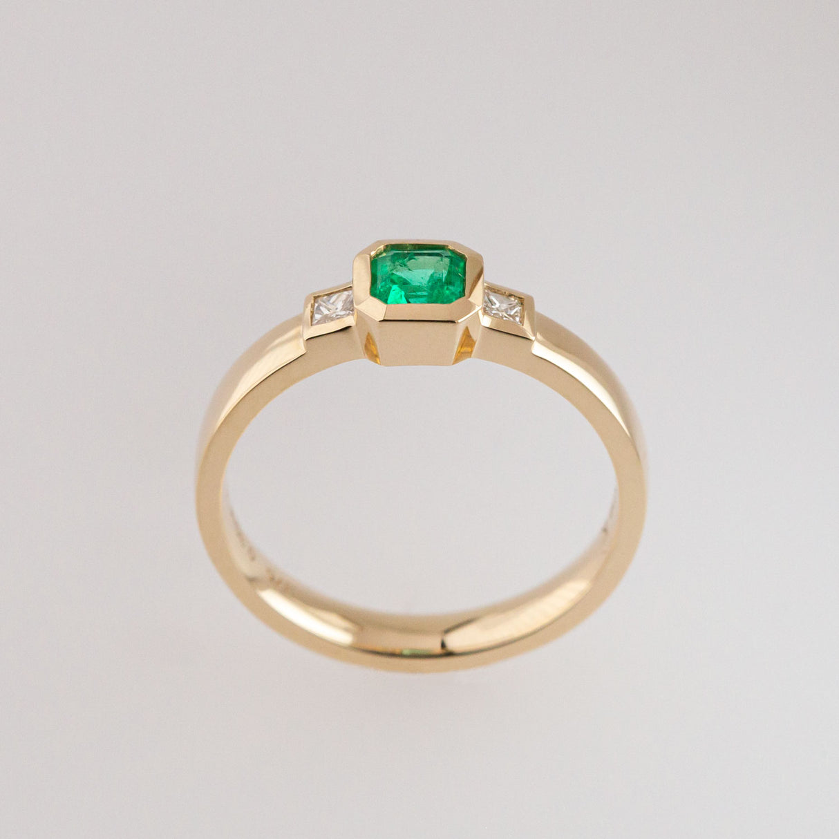 Little Princess ring with Emerald and Diamonds in 9 carat Gold