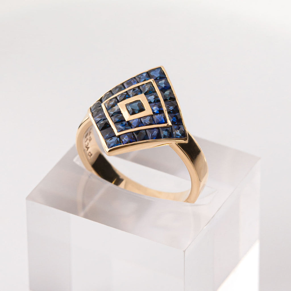 Magic Carpet ring with Sapphires in 14 carat Gold