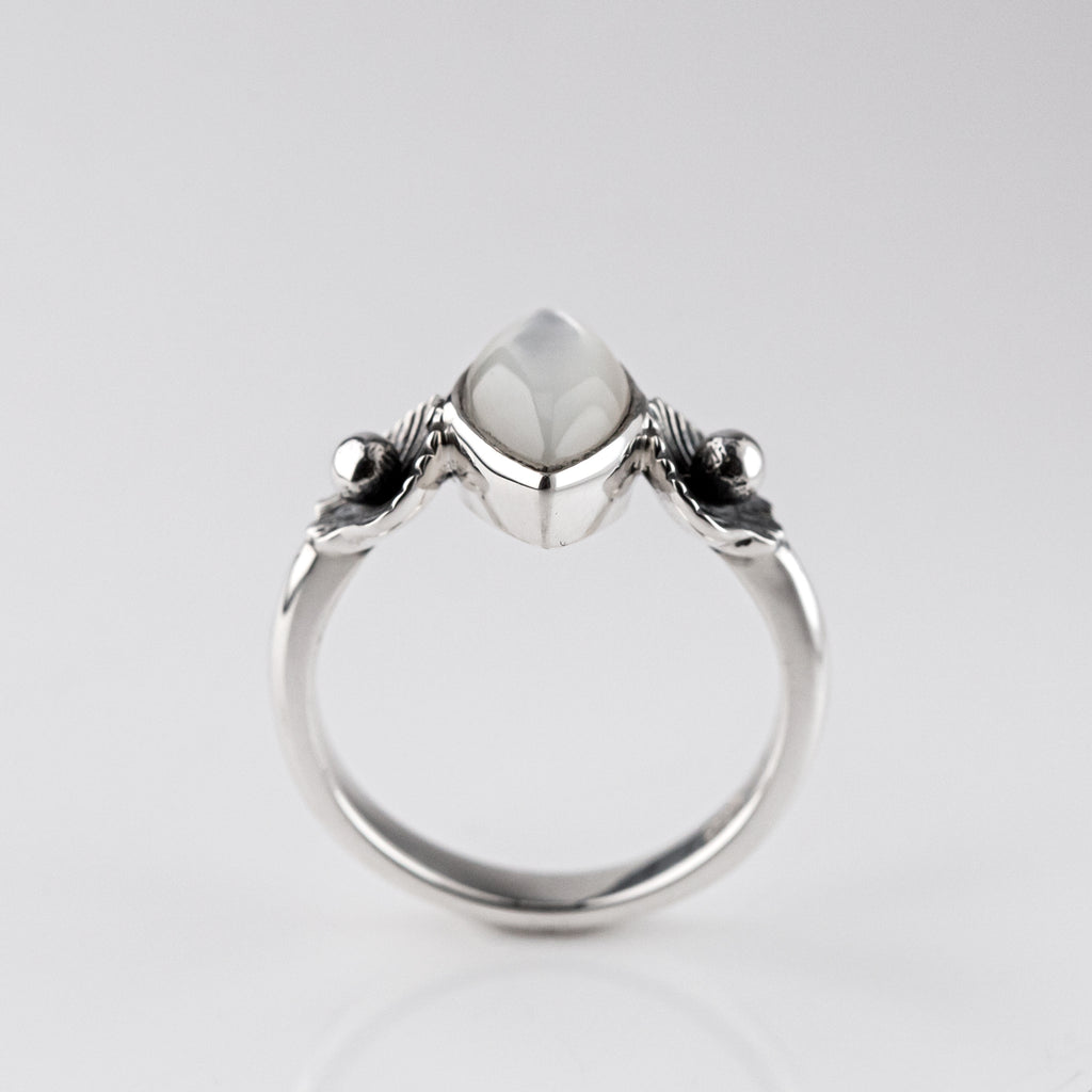 Venus ring in Sterling silver with Mother of Pearl Shell