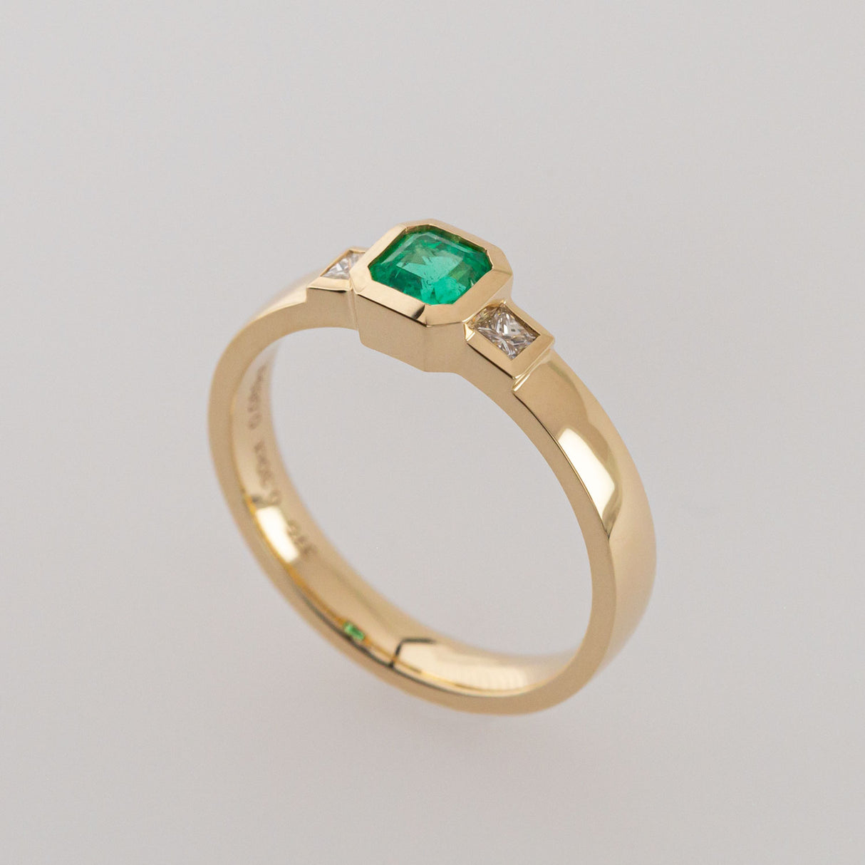 Little Princess ring with Emerald and Diamonds in 9 carat Gold