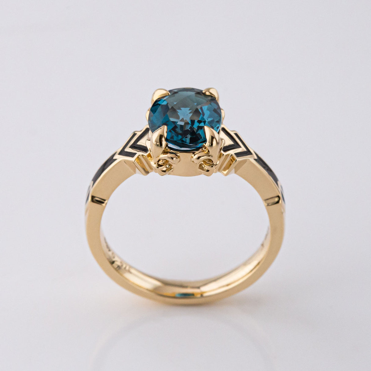 Robin Hood ring with London Blue Topaz in 9 carat Gold