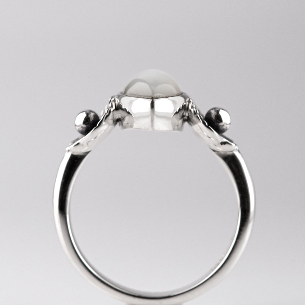 Venus ring in Sterling silver with Mother of Pearl Shell