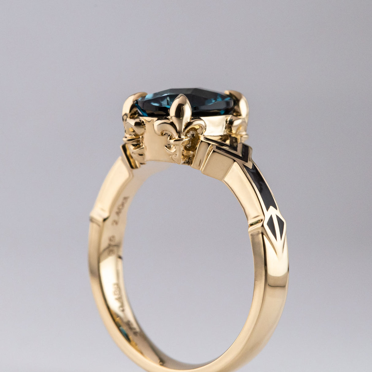 Robin Hood ring with London Blue Topaz in 9 carat Gold