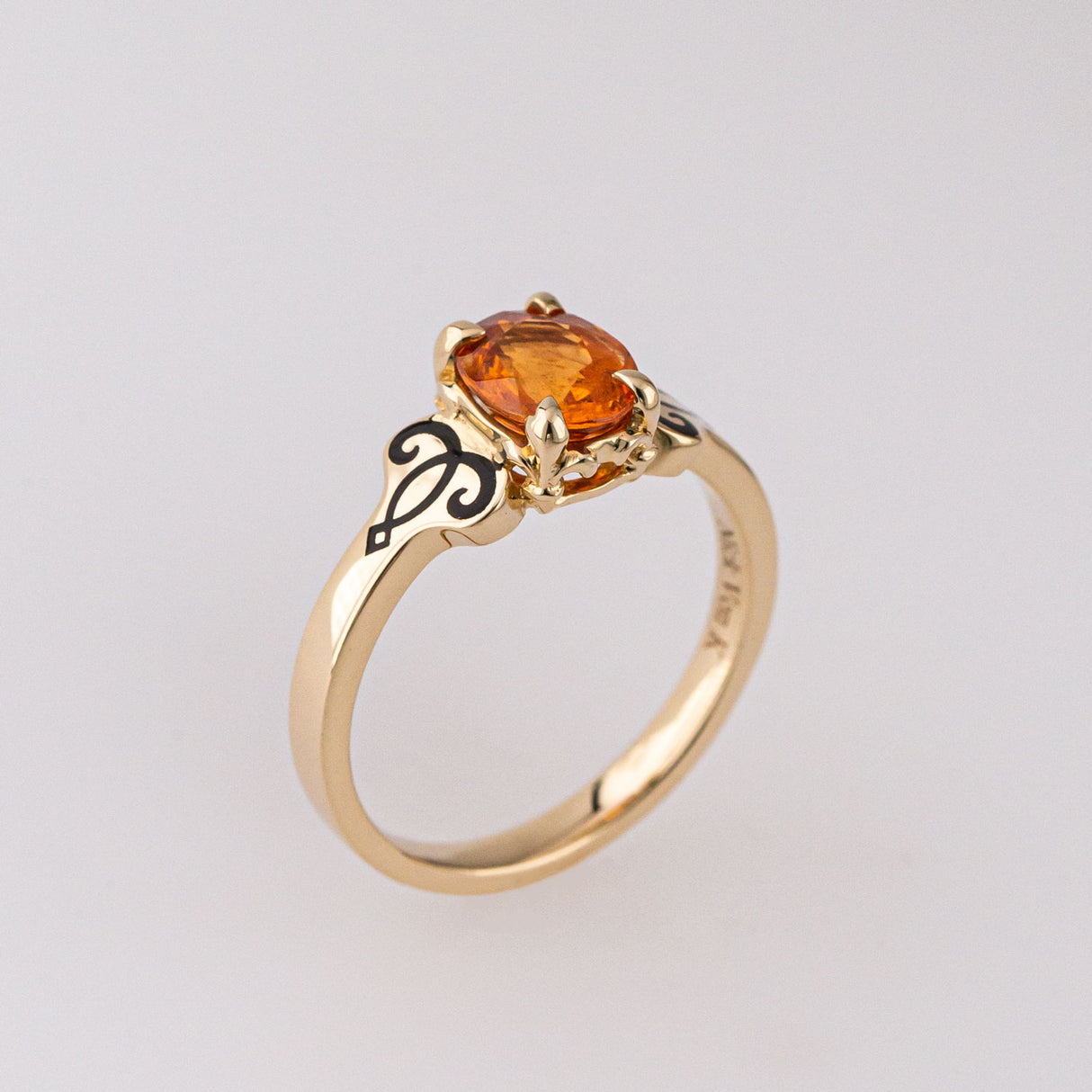 1.70 carat Mandarin Garnet Deco ring in 14 carat Gold