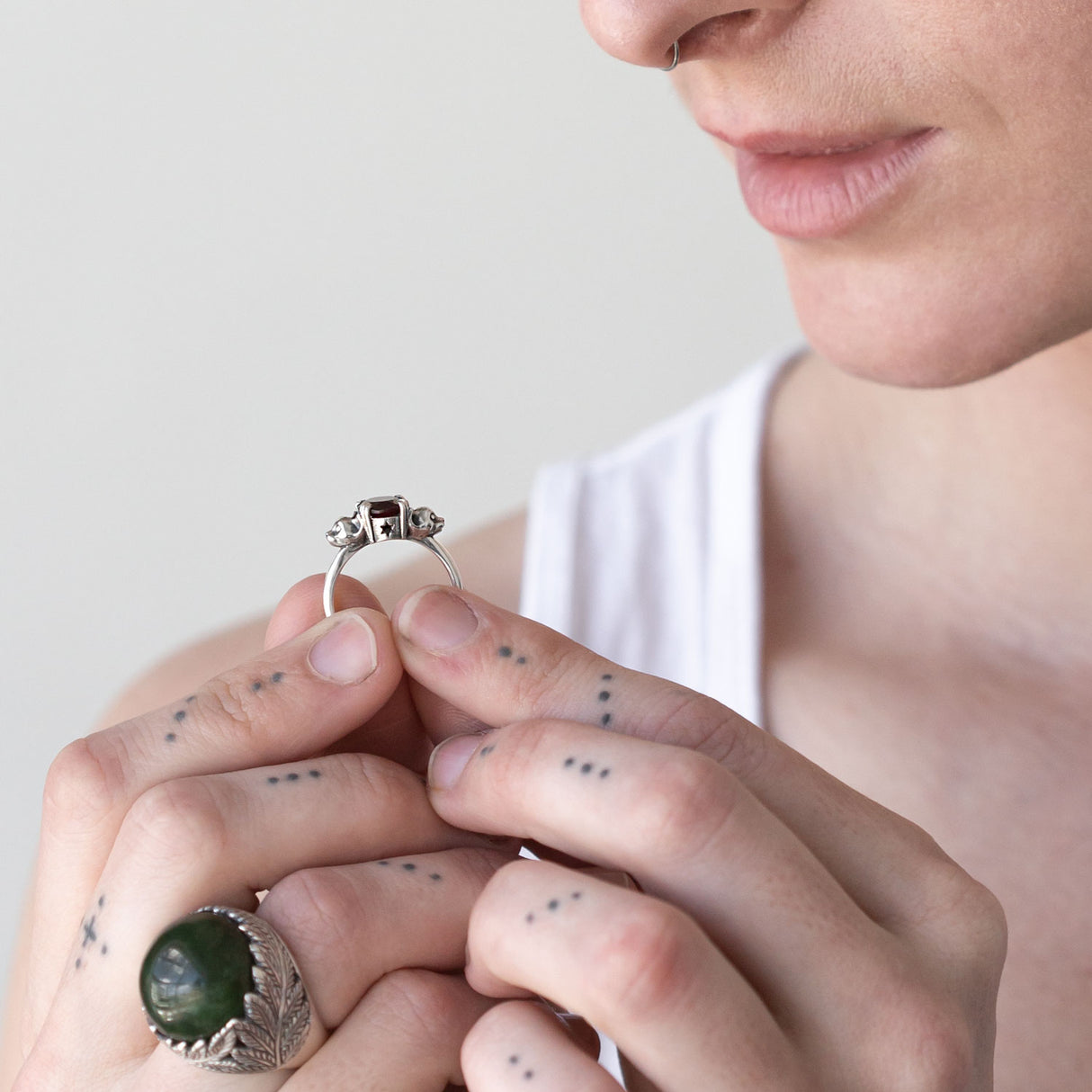 Salem Cat ring with Garnet in Sterling Silver