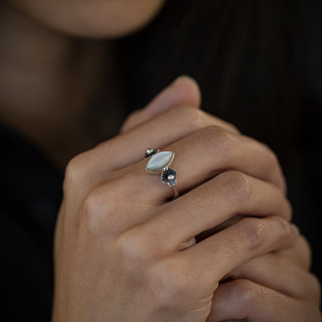 Venus ring in Sterling silver with Mother of Pearl Shell