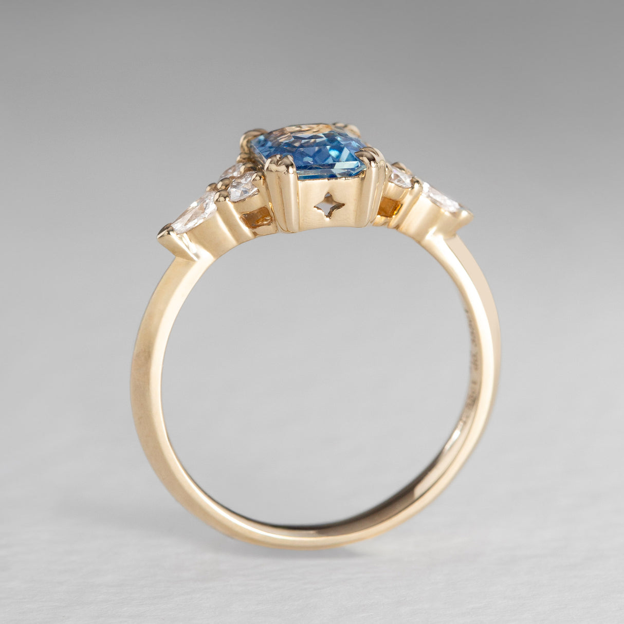 Cloud Kiss Sapphire Ring