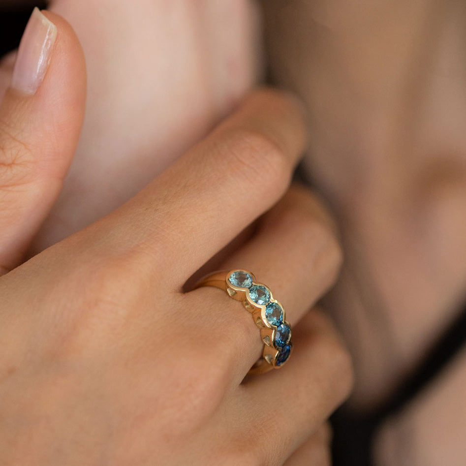 Ombré Blue Sapphire Heart Window ring in 18 carat Gold