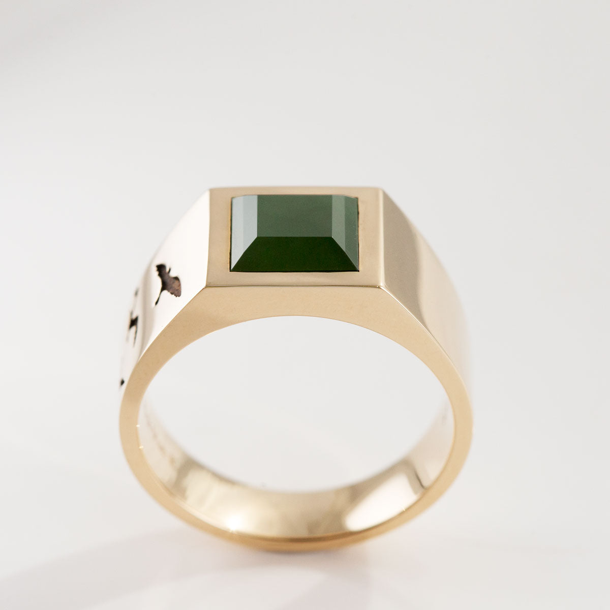 Pounamu Voyager Signet ring in 9 carat Gold