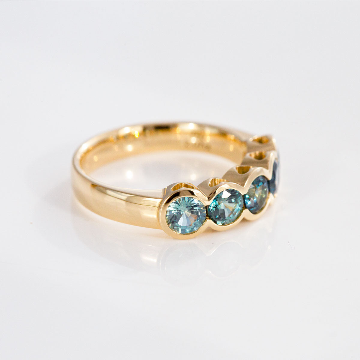 Ombré Blue Sapphire Heart Window ring in 18 carat Gold