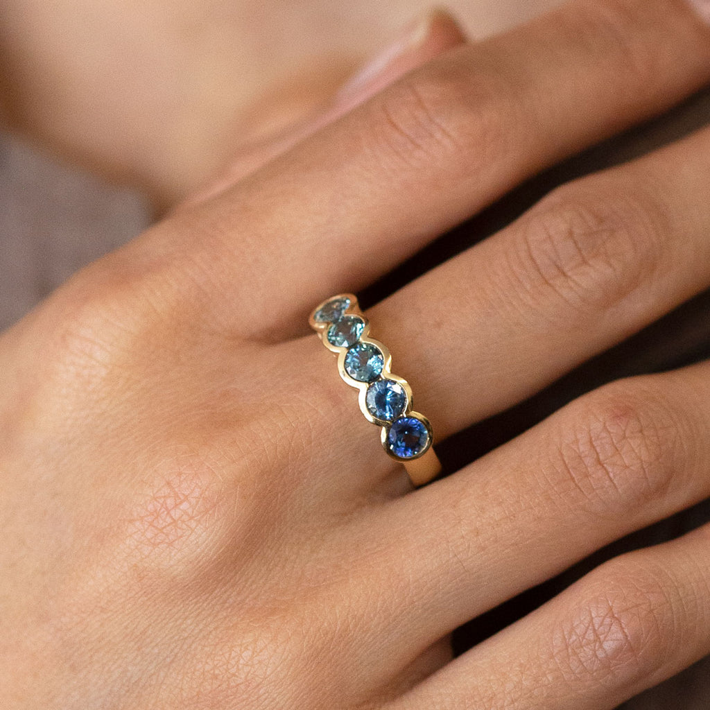Ombré Blue Sapphire Heart Window ring in 18 carat Gold