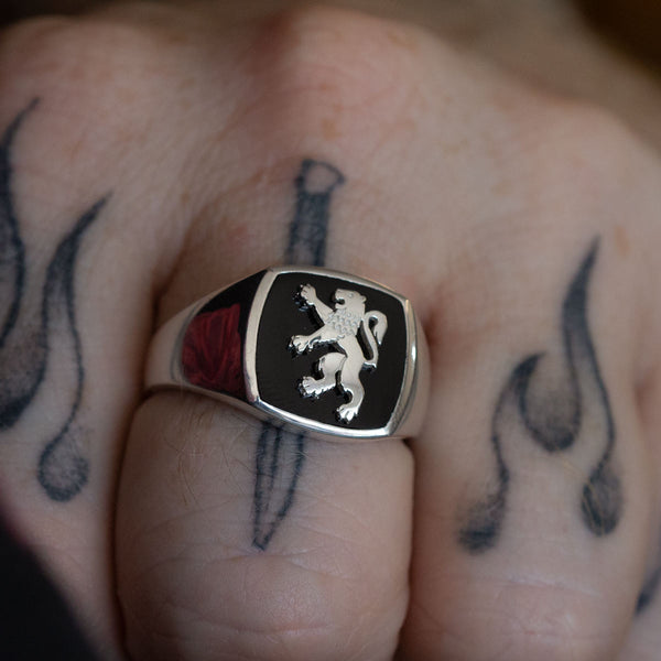 Lion Crest ring with Onyx in Sterling Silver