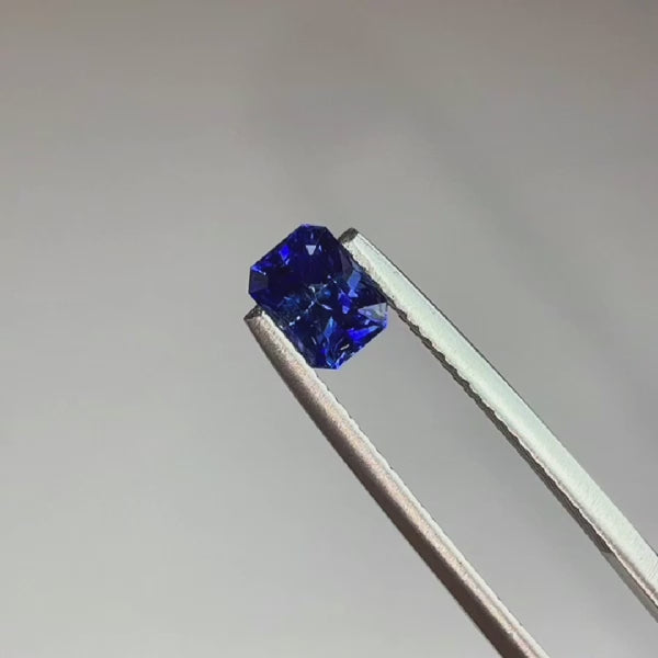 Royal Blue Sapphire Rectangular Radiant cut 1.00 carat