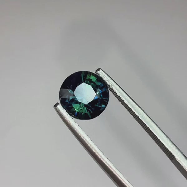 Vibrant Peacock Teal Sapphire Round cut 3.04 carat