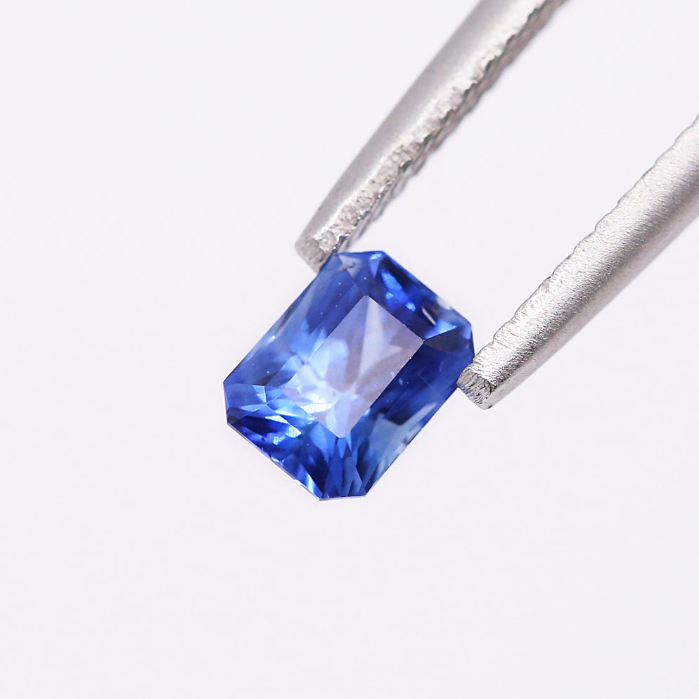 Royal Blue Sapphire Rectangular Radiant cut 1.00 carat