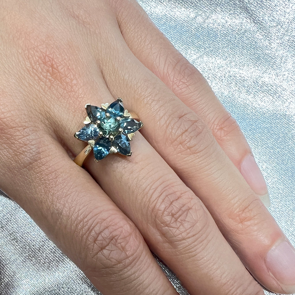 Teal Sapphire Mermaid Flower ring in 19 carat Yellow Gold