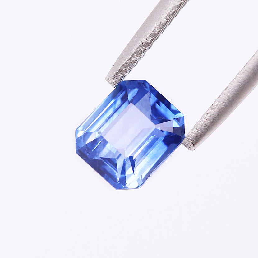 Stunning Ombré Cornflower Blue Sapphire Emerald cut 2.10 carats