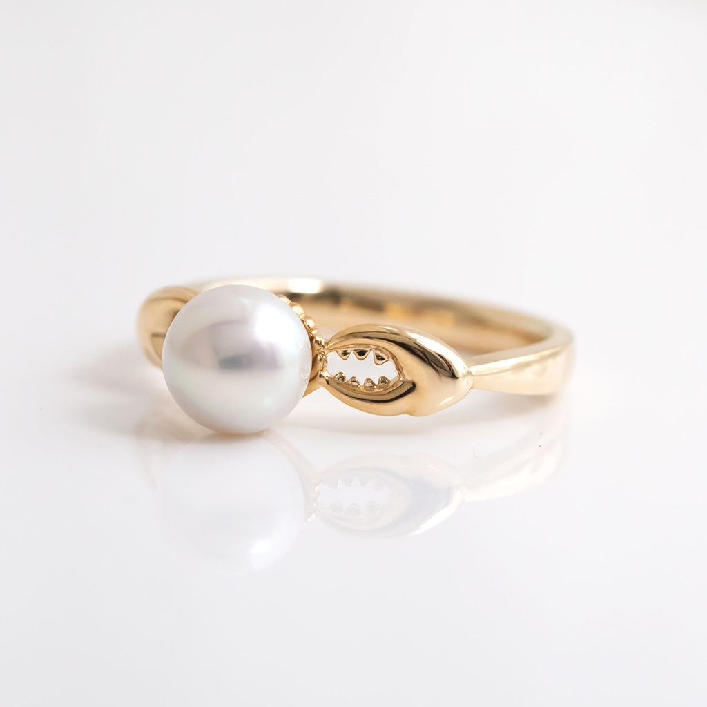 Venus Crab Claw Pearl ring in 9 carat Yellow Gold