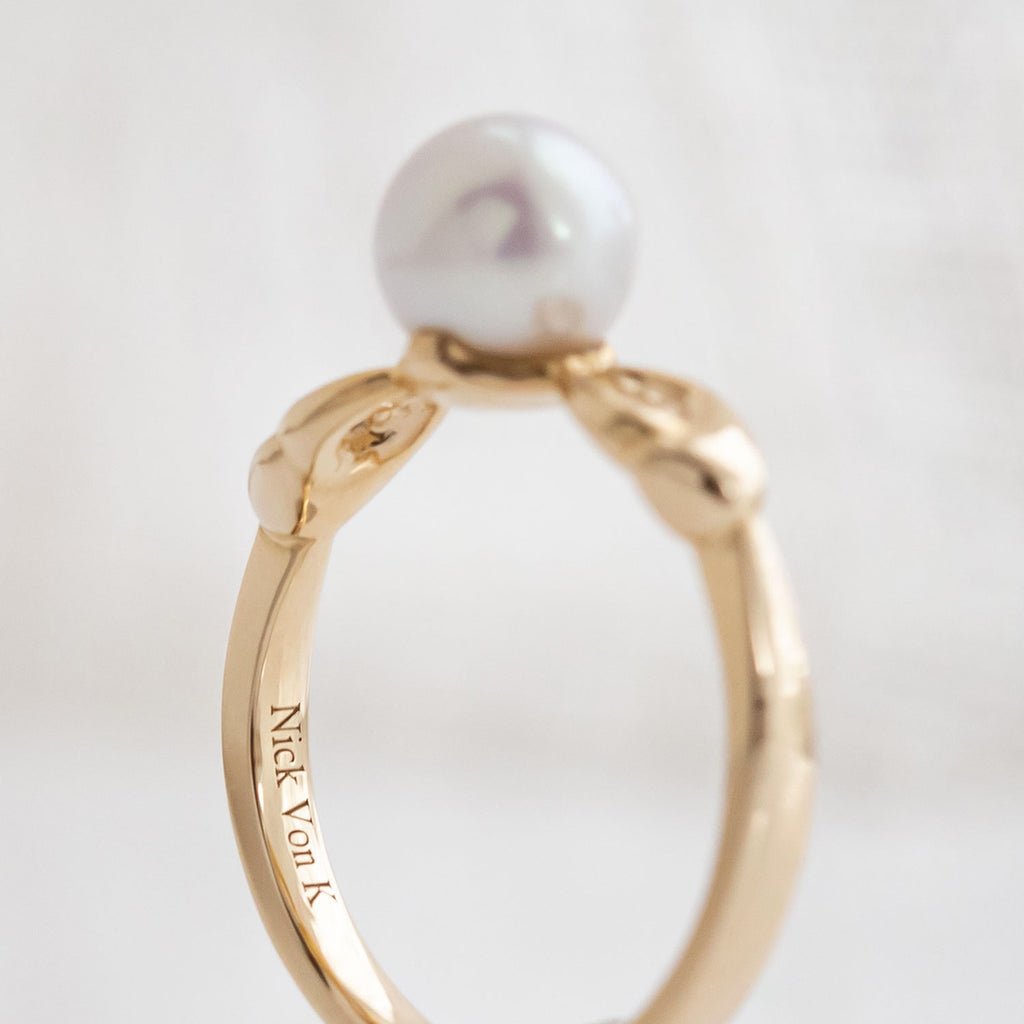 Venus Crab Claw Pearl ring in 9 carat Yellow Gold