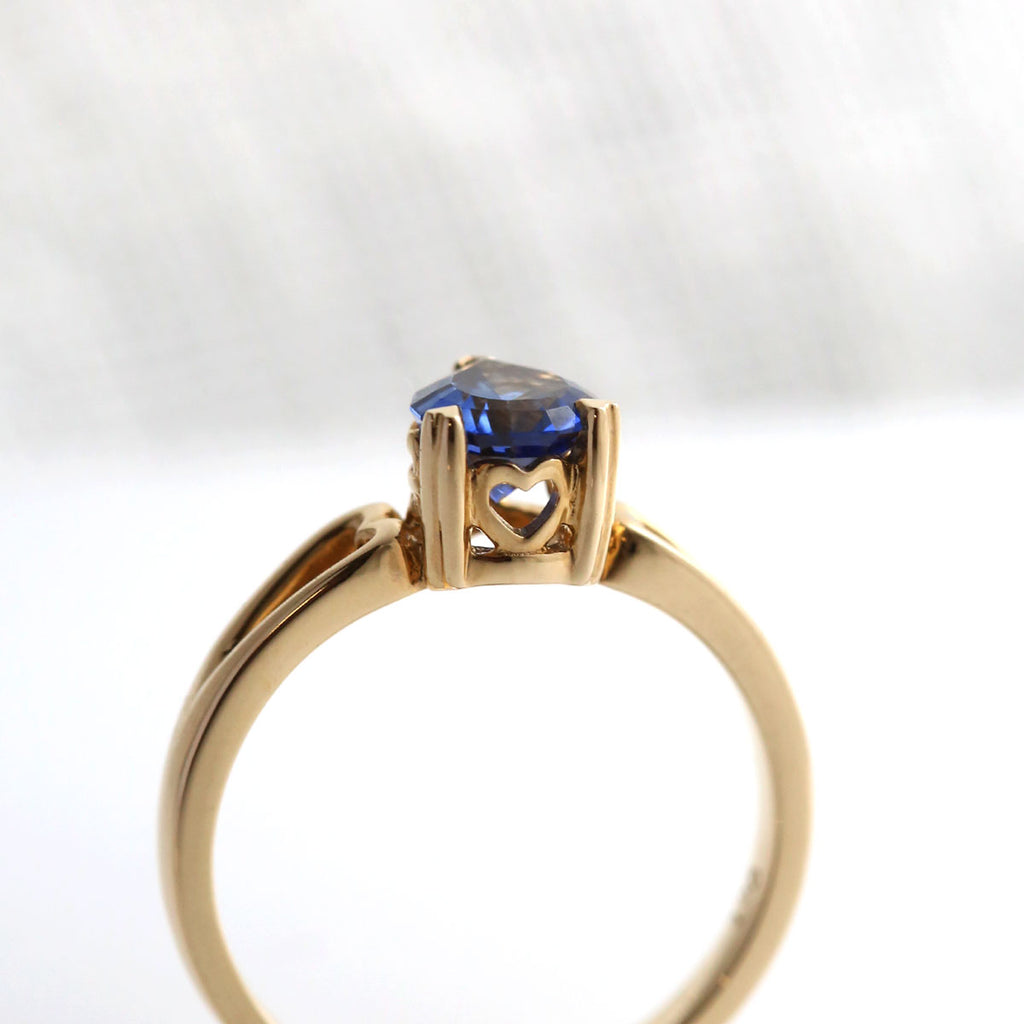 Deep Blue 1.03 carat Teardrop Sapphire ring in 9 carat Yellow Gold