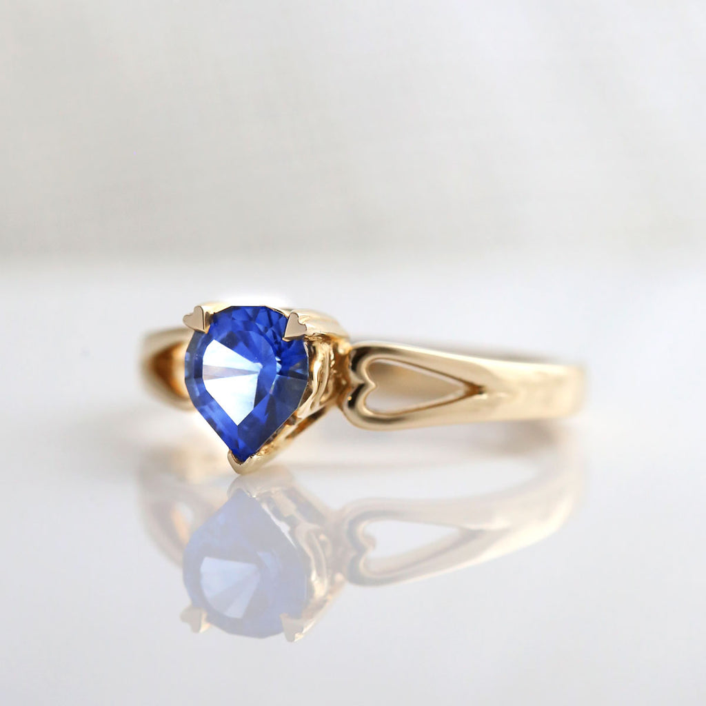 Deep Blue 1.03 carat Teardrop Sapphire ring in 9 carat Yellow Gold